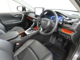 シンプルで使いやすいデザインの運転席です。