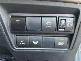 パノラミックビューモニターメインスイッチ、手動光軸調整ダイヤル、AC100Vスイッチ、フロントワイパーデアイサースイッチ、オートマチックハイビームスイッチ。