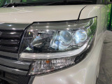 【LEDヘッドライト】悪天候や夜間走行時も良好な視界を確保し安心して運転できる高輝度LEDヘッドライトを装備!点灯速度が早く、消費電力も抑えられています。