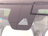 【三菱e-Assist】走行中に前方の車両等を認識し、衝突しそうな時は警報とブレーキで衝突回避と被害軽減をアシスト。より安全にドライブをお楽しみいただけます。