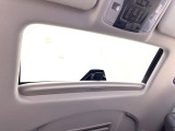【サンルーフ】開放感たっぷりの希少装備、サンルーフが装着されています!車内に明かりを取り入れたり景色を楽しむ以外にも、車内の空気も簡単に換気できて快適です!
