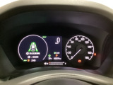ハイブリット車専用のメーターです。右側の大型スピードメーターに加え、ステアリングスイッチを使って左のマルチインフォメーション・ディスプレイで燃費や動力伝達などの情報が見れるようになっています。