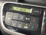 【オートエアコン】一度お好みの温度に設定すれば、車内の温度を検知し風量や温度を自動で調整。暑い&hellip;寒い&hellip;と何度もスイッチ操作をする必要はありません。快適な車内空間には必須の機能ですね♪