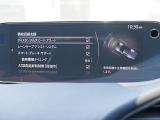 こちらのお車には先進安全装備が多数搭載されています。衝突被害を回避あるいは軽減するためのブレーキや、後方死角からの接近警報、車線逸脱を防止する警報装置など、詳しくはスタッフまでお尋ねください。