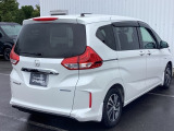 コンビネーションランプを高い位置に配置、後続車に見やすいデザインで安全にも配慮。