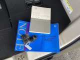 メンテナンスノート【整備記録簿】、取説も揃っています。スマートキーはバッグなどにしまったままボタン操作でエンジンの始動・停止ができて大変便利です。