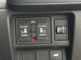 両側電動スライドドアです。リモコンや運転席スイッチ、ドアハンドルの操作で自動開閉。お子様を抱き抱えている時や荷物の多いときなどに便利です!!