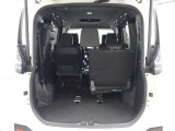 サードシートを跳ね上げれば、セカンドシートに人が乗っていても荷物を十分に積めます。