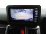 後退時に車両の後ろ側をモニター画面に表示します。車庫入れなどでバックする際に後方確認ができて便利です。車庫入れが苦手な人もこれで安心。