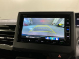 リバースギアに入れるだけで後方の表示へ切り替わります。夜間や雨の日の駐車も楽になりますよ。