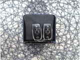 【スマートキー】キーをバッグやポケットに入れたままでもドアロックの開閉が出来るほか、エンジンキーを挿さなくてもエンジンスタートストップが出来ます。