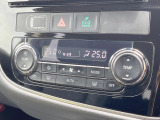 【オートエアコン】一度お好みの温度に設定すれば、車内の温度を検知し風量や温度を自動で調整。暑い&hellip;寒い&hellip;と何度もスイッチ操作をする必要はありません。快適な車内空間には必須の機能ですね♪