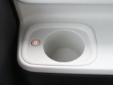 ホッとカップホルダーが運転席・助手席にあります。ホットドリンクをちょうど良い温度でキープしてくれる保温機能付で嬉しいです。
