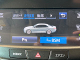 【ブラインドスポットモニター】走行中、ドアミラーの死角になりやすい箇所に後続車が接近するとサイドミラーのレンズに警告を表示!ドライバーに注意喚起をしてくれます。