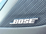 【BOSEサウンドシステム】メーカーオプションの高品位サウンドシステムを搭載。専用のチューニングが施された大小様々なスピーカーから良質なサウンドが奏でられ、臨場感あふれる音響空間を演出します。