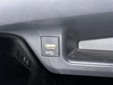 充電用USB端子付き。スマートフォンなどの充電に便利です。