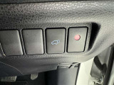 電動式バックドアです。 荷物を持ったままでもボタン一つで自動的に開け閉めできるので便利ですよ。 挟み込み防止機能も付いていますのでお子様の手や荷物を挟み込むのを防いでくれますよ。