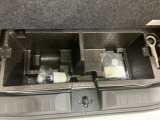 スペア-タイヤが無い為、パンクをした時に必要なコンプレッサ-(電源ソケットに差し込むだけで簡単に空気を入れられます)とパンク修理剤が付いています。