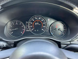 視線移動が少なくてすむセンターメーターはロングランドライブでも疲れにくく、安全運転をサポートしてくれます。