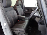 フロントシートはベンチシートです、運転席と助手席の移動が簡単です。真ん中にはアームレストも装備されています! また運転席シートの高さも調整できます。