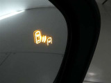 隣車線を走る車両をレーダーで検知し、ドアミラーでは確認しにくい後側方エリアに存在する車両に加え、急接近してくる車両も検知します。車両を検知するとドアミラーに搭載されたLEDインジケーターが点灯します。
