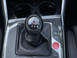 【シフトノブ】BMWの高性能オートマチックは、ATセレクトレバーを左側に倒すことで、通常の「D」から「S」(スポーツ)または「M」(マニュアル)へと切り替えが可能です。