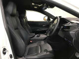 高いホールド性で運転姿勢が安定します。長距離ドライブでも疲れにくいのが魅力です。快適なドライビングライフをお送りください♪