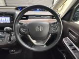 ハンドルにHondaセンシング系のクルーズコントロールやレーンキープアシストなどのスイッチと、オーディオの操作スイッチが装備されています。ハンドルから手を離さず安全に操作できます。