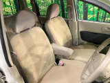 運転席シート廻りは使用感も少なく、良好な状態となっています。丁寧に使われていたことがよくわかりますね。後部座席も気になるようなキズ・汚れやへたり等、大きなダメージはなく、良好な状態です。