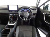 革巻きステアリングで快適な操作性の運転席です。