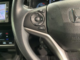 ステアリングにオーディオ操作スイッチが付いています。オーディオ画面に直接タッチしなくても操作が出来ますので、運転に集中できます。