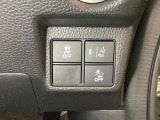 Hondaセンシング用の、VSA(ABS+TCS+横滑り抑制)解除と路外逸脱抑制機能のオンオフスイッチなどはハンドルの右側に装備しています。