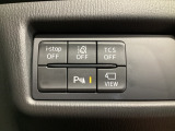 運転席脇のクラスタースイッチ部分にはカメラ切り替えスイッチ、パーキングセンサー、その他走行系スイッチを集中配置しております。