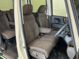 【ベンチシート】運転席と助手席の移動もスムーズ!狭い駐車場での乗り降りや、お子様の乗り降りにも便利です。座席の間にコンソールボックスやドリンクホルダーがないため、車内空間が広く感じます。