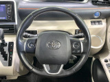 【純正革巻きステアリング】上質な革を使用することで、手にしっかり馴染みとても運転しやすいハンドルです♪