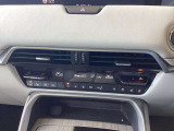 左右独立式のフルオートエアコンです。運転席、助手席で好みの温度設定が可能。ご夫婦やカップルの方に喜ばれる機能です!
