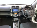 運転席周りのレイアウトをご覧ください。ナビゲーションが綺麗に装着されすっきり収まってますね!