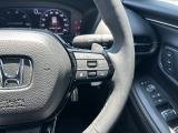 予め設定した速度で定速走行。先行車に近づいたら、システムが先行車との距離や速度差を測定し、自動的に加減速。適切な車間距離を維持しながら追従走行します。