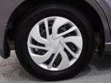 ホイールは車のデザインにマッチした専用タイプです。