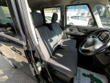 フロントシートです。運転席には座面の上下調節が可能なハイトアジャスターが装備されております。大きな痛み等が無く綺麗な状態です。