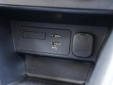 CD/DVD再生プレーヤーは装備されておりませんがフルセグTVチューナー、USB端子やブルートゥースオーディオは備えています。