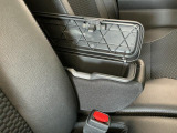 【フロントセンターアームレスト(ボックス付き)】運転席と助手席の間には、小物が収納できるボックス付のアームレストが装備!必要な物をぱっと取り出せて車内もスッキリです♪