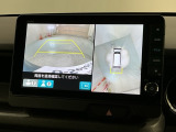 リバースギアに入れるだけで後方の表示へ切り替わります。夜間や雨の日の駐車も楽になりますよ。