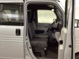 フィット感のあるシート。しっかりと支えてくれるので、長時間の運転を快適にサポートしてくれます。