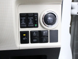 【両側電動スライド】スライドドアは両側電動スライドドアになっております。運転席からの開閉も出来、リモコンキーでも離れたところから開閉出来ますので大変便利な装備です。