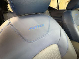 AUTECHブランド車には、エクステリアとインテリアに専用ブルーのAUTECHエンブレムを装着。シートには同じくブルーの刺繍を施します。このブルーにはデザイン&クルマづくりへのこだわりが込められています。