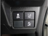 VSC(Vehicle Stability Control)付です。 横滑りを防止する装置です。 万が一の時に作動する、安全のための装置です。