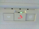 急病時や危険を感じた時、SOSコールスイッチを押すと専門のオペレータに繋がって、警察や消防への連携をサポートしてくれます。また、万が一の事故発生時には、エアバッグ展開と連動して自動通報します。別途契約要