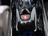 サイドブレーキはHOLD機能付き電気式パーキングブレーキ。信号待ちなどで停止した時、うっかりブレーキペダルから足が離れても停止状態を保ってくれます。