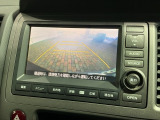リバースギアに入れるだけで後方の表示へ切り替わります。夜間や雨の日の駐車も楽になりますよ。